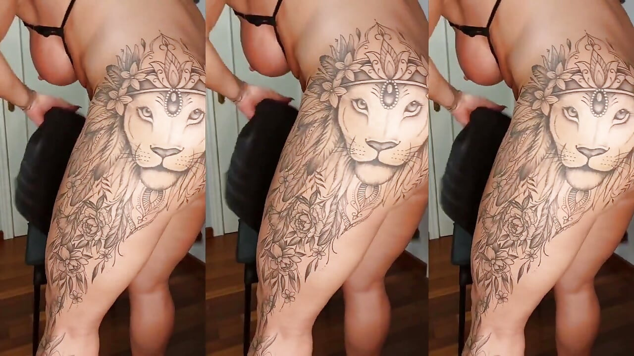 Soy insaciable y pido más pollas en la boca, el culo y el coño.