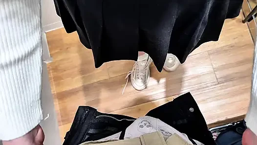 Riskanter sex in der umkleidekabine eines bekleidungsgeschäfts, wir wurden fast erwischt!