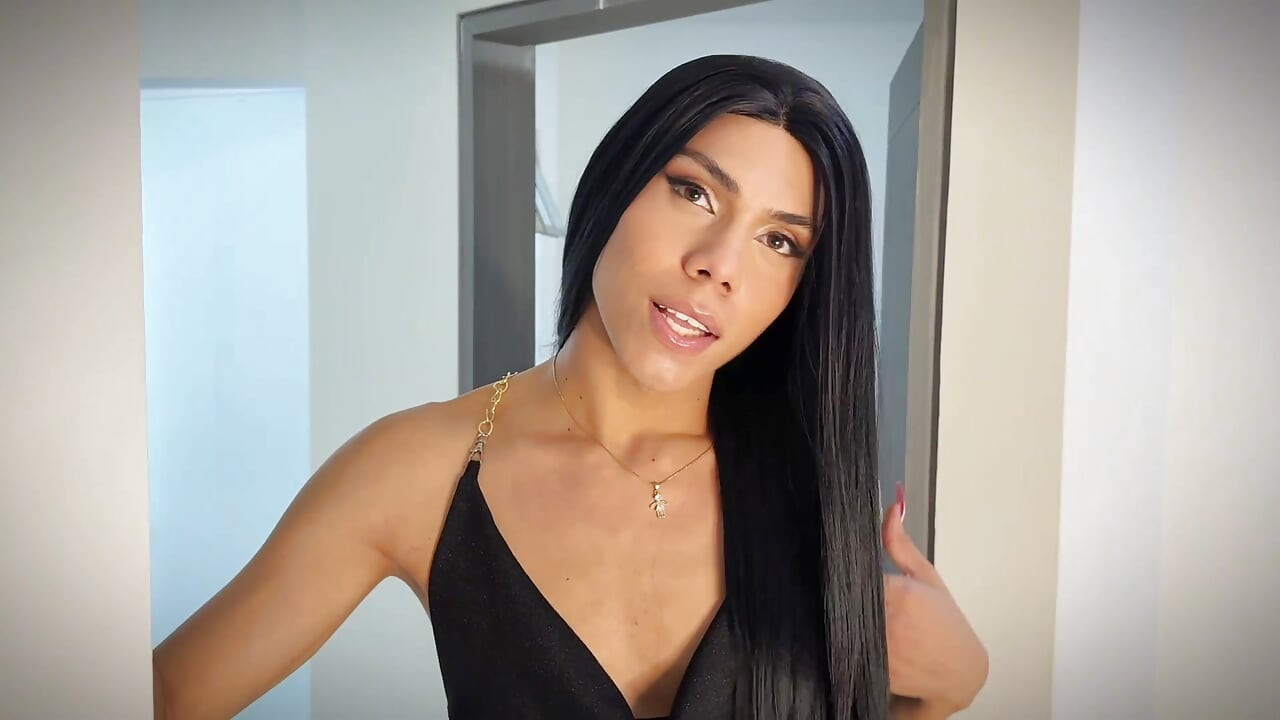 Polisi yang sangat panas meniduri gadis transn sampai dia menghancurkan pantatnya