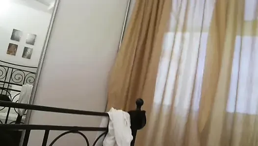 Büyük götlü piliç götten sikiliyor ve püskürtülür
