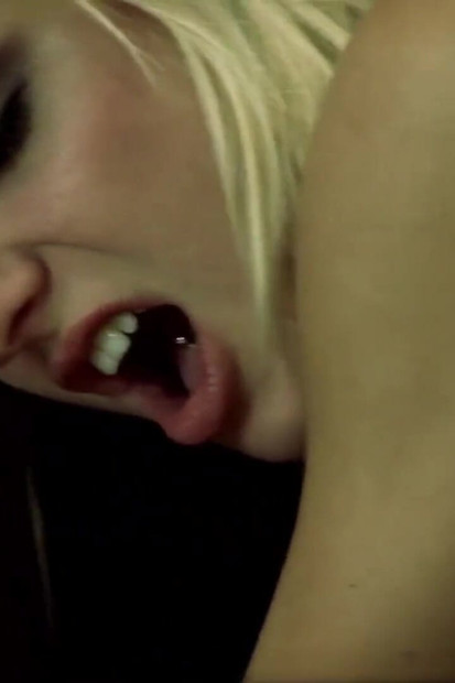 Jenni lee ateşli bdsm sahnesinde faye kaçağını erkeğine hediye ediyor