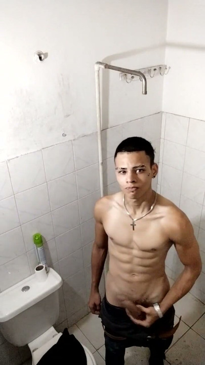 the actor Diego Alejandro roasts it in a bathroom | Clip 1