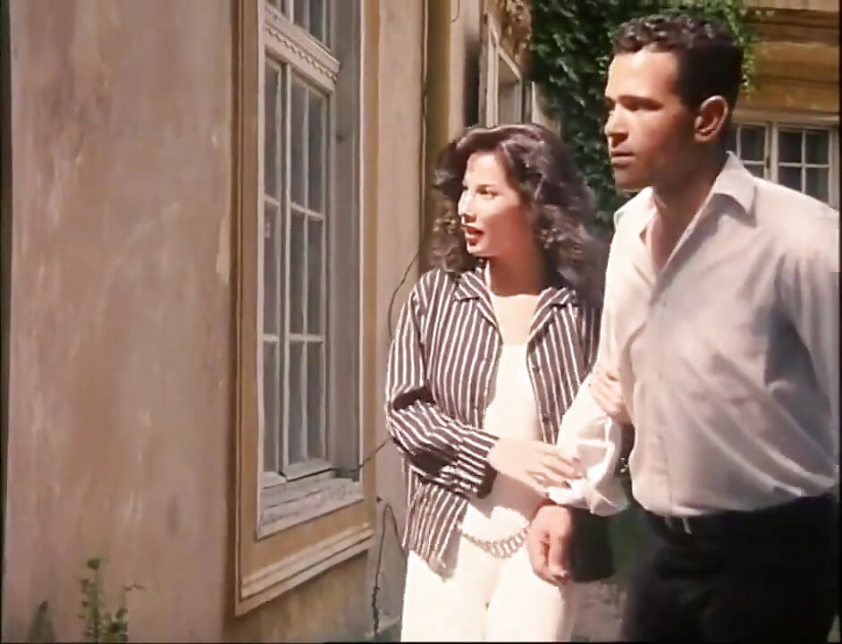 Orgija jebanja s velikom dlakavom pičkom u dvorcu