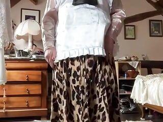 Em roupa boniche com uma saia de leopardo longa por um dia