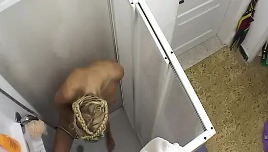 Dua cewek hot rambut pirang lagi asik mainin tubuhnya di kamar mandi