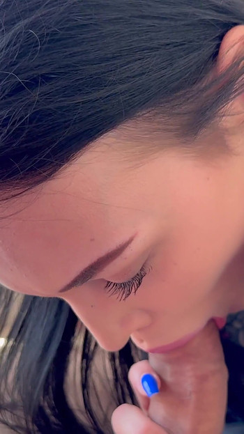 La ragazza tatuata si stuzzica mentre si masturba - poi si fa scopare duro il suo culetto stretto