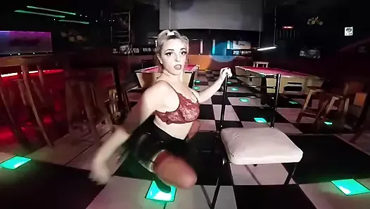 俱乐部舞者脱衣舞娘在台球桌上热辣地�跳舞