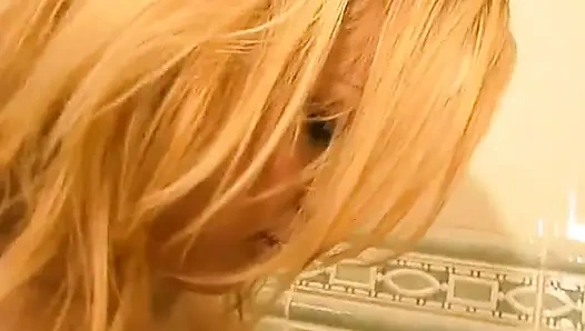 Эротика и моча в ванной