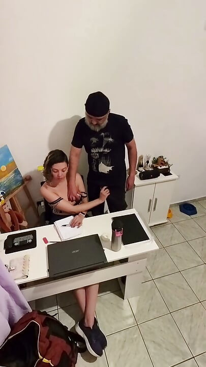 Er fickt seine Stieftochter, bis er ihr alles ins Gesicht spritzt.