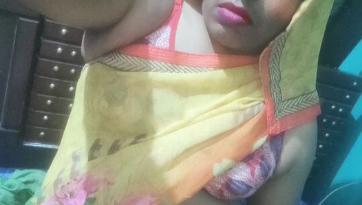 Sonusissy, travestie indienne sexy, en sari jaune