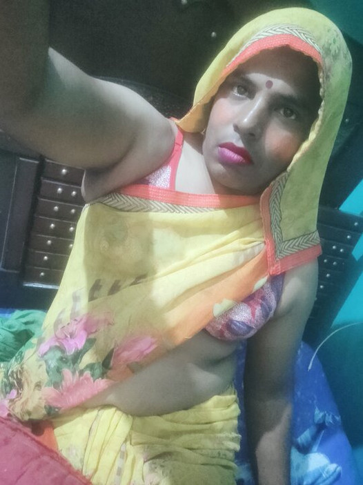 Sonusissy, travestie indienne sexy, en sari jaune