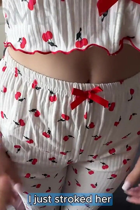 Uhvatio sam polusestru kako se samozadovoljava i pomogao joj da svrši.