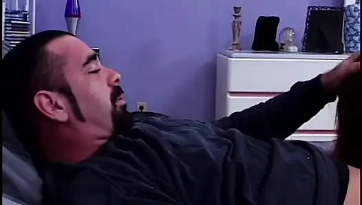 Beyaz adam Asyalı fahişenin gırtlağına kadar sakso çekiyor