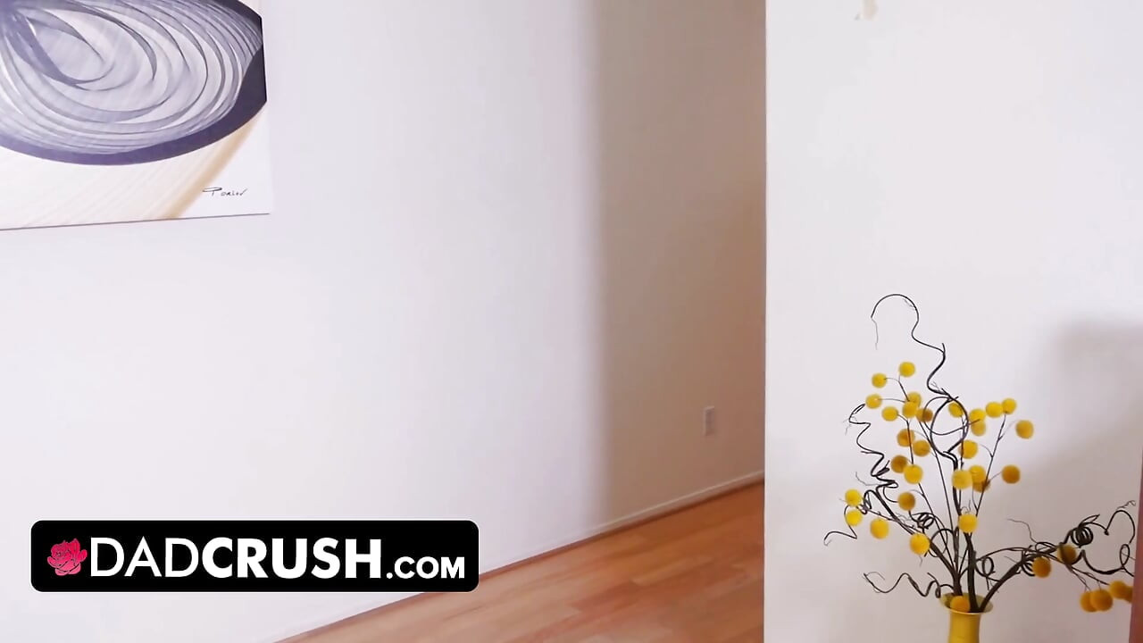 DadCrush - seksi devojka se skida da bi perila veš, umesto toga se buši njena uska pička