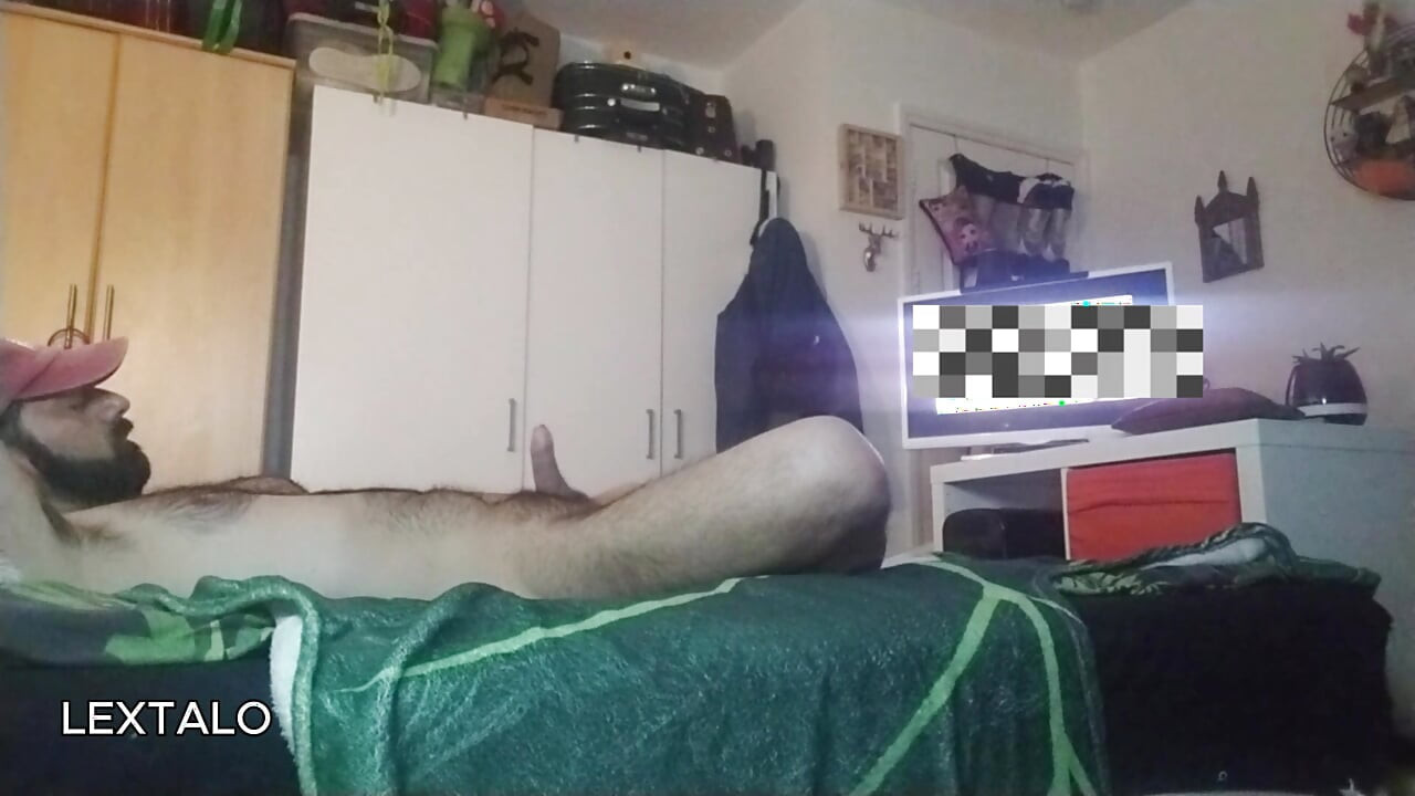 Lextalon se masturba en la cama viendo porno en la tele - Hasta que Hot Cumshot