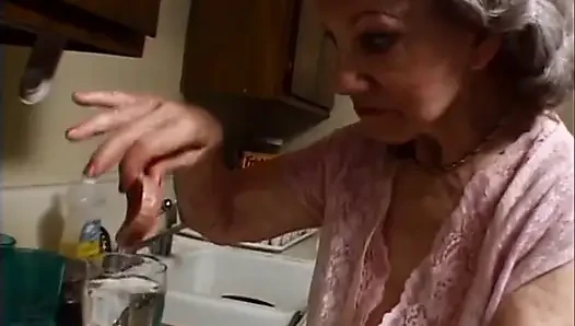 Aşırı siyah ve beyaz, yaşlı ve genç amcık sikişi...