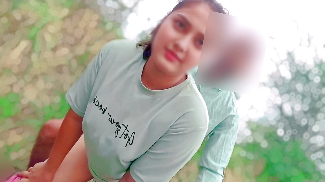 Hintli ateşli mülk satıcısı arazi satın almak için ormana gidiyor, ancak Medam büyük yarak için çok korkunç ve arazi sahipleri tarafından sikişiyor