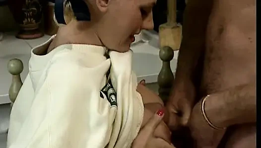 Süßes deutsches schätzchen in der küche