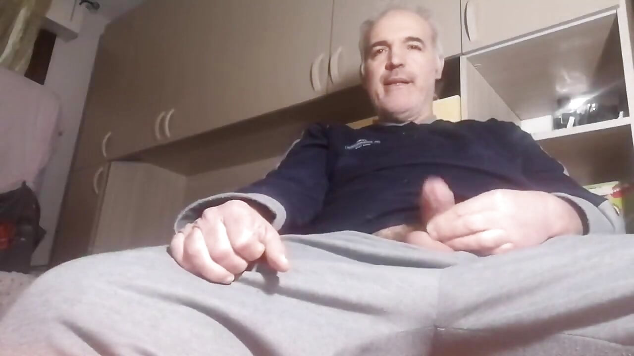 Während ich meinen Schwanz leidenschaftlich masturbiere, zerstört er seinen Stuhl!