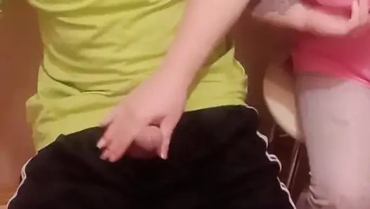 Seorang wanita ngocok kontolku close up