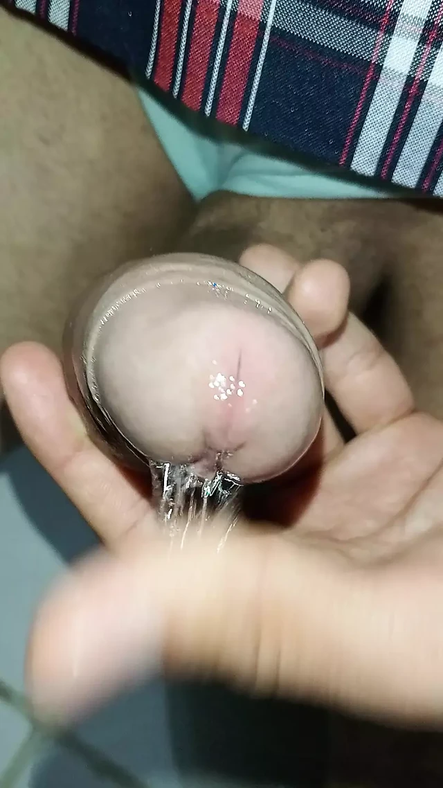 I MASTURBATE IN THE SCHOOL BATHROOMS UNDER MY SKIRT, SUBMISSIVE AND HOT, HUGE BIG COCK AND VENOZA