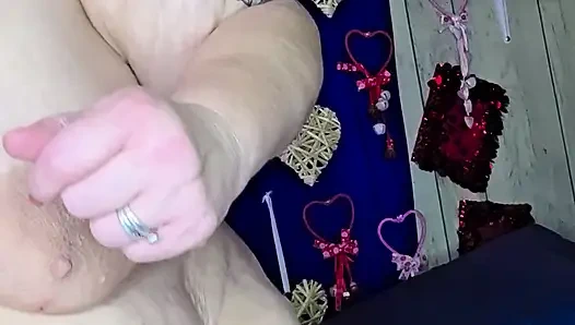 Танцует быстро обнаженной, он не может удержать это от ее шаловливой большой задницы