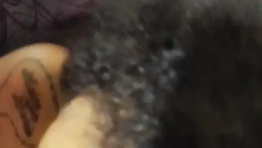 Застенчивая молодая девушка сосет горячо