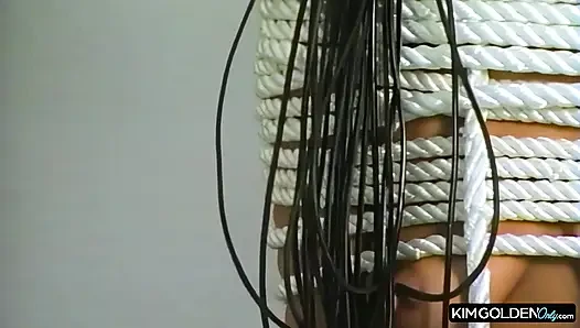 Gefesselte Blondine in wilder Bondage-Session