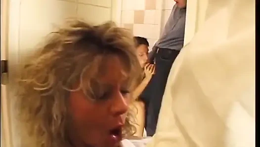 Klasik orta yaşlı seksi kadınlar gerçekten sürtükler büyük amatör yaraklarla sikiliyor ve dölleniyor