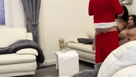 Tante bertato ini bekerja sama untuk memuaskan santa