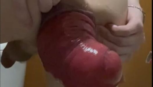Jonge hete kerel in de badkamer toont zijn enorme anale verzakking na het spelen met zijn gaatje