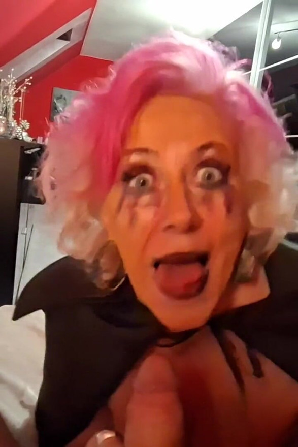 Orgasm cu supt lacrimi în streaming - dependentă matură de picioare ejaculează tare