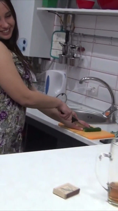 Elle a crié si bien quand je baise son castor poilu dans la cuisine aujourd’hui.