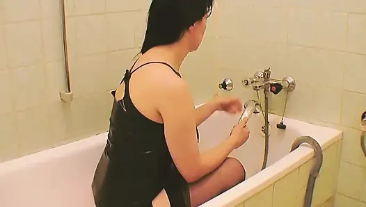 Tiefere lesben-szene 1 lesbisches fetisch-paar hat sex unter der dusche mit latexmasken