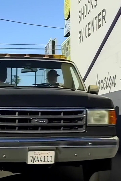 फेलिक्स शातिर: मुझे जोर से चोदो, संकोच मत करो और मुझे पीछे से ले जाओ...