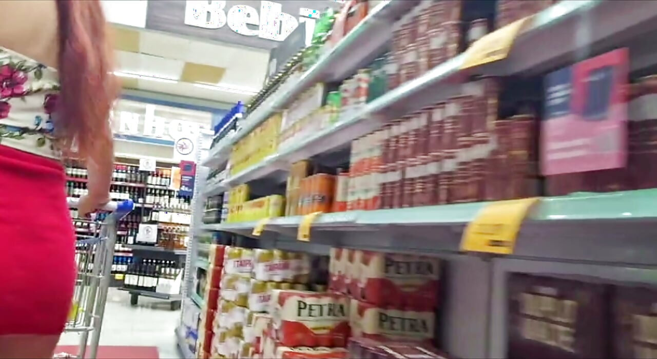 Ehefrau Ohne Unterwäsche in Der Öffentlichkeit Prahlt!