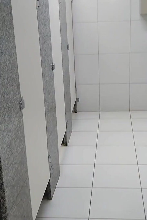 Üvey baba erkeklerin soyunma odasına glans sokuyor.