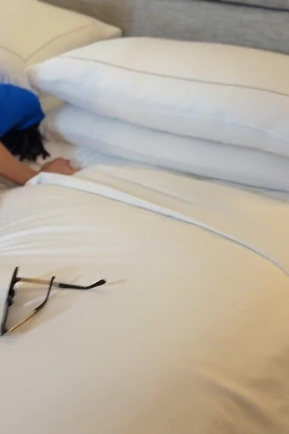 Komşuların annesi beni kurabiyesini sağmaya davet ediyor