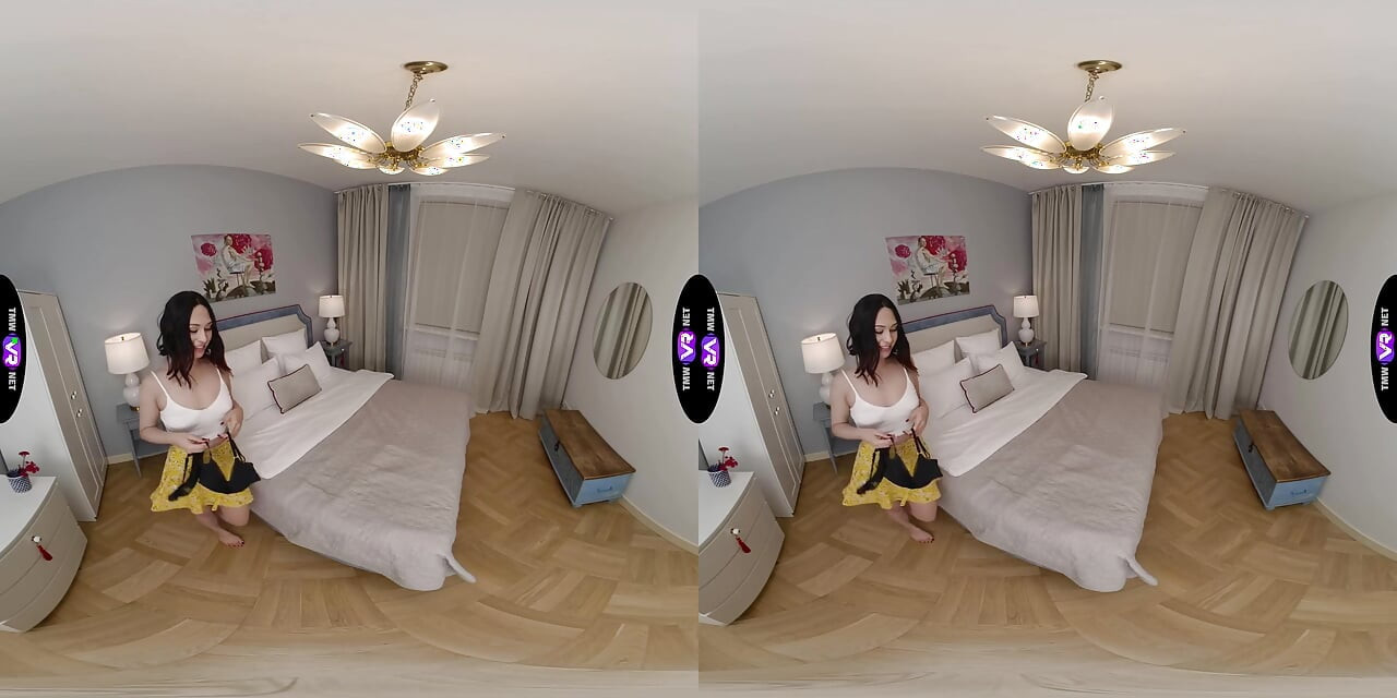 Lingerie Strip Tease Roxy'nın Sapkın Temizlik Günü Eğlencesi - TmwVRnet