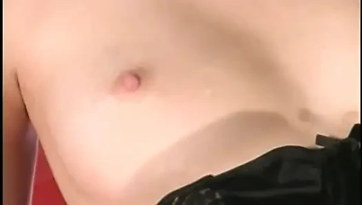 Aksi hot lesbian dengan lingerie seksi yang lagi asik jilat memek di dalam mobil klasik
