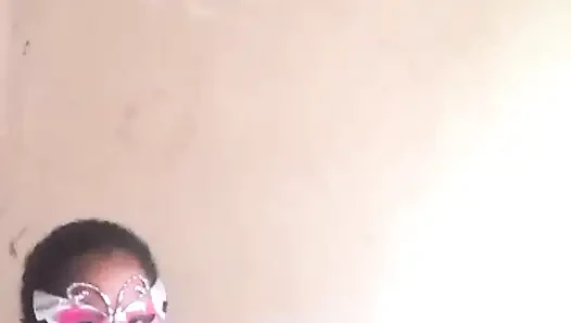 Afrikalı kadın amına dokunuyor