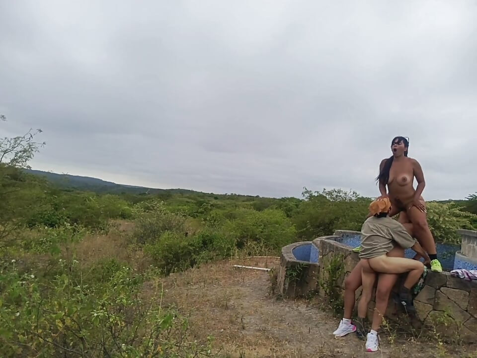 Sex în trei delicios - tatăl vitreg își fute cele două fiice vitrege frumoase cu cur mare și țâțe mari în pădure