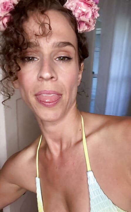 Pojďte si hrát se zadkem mámy! Nejprve si potřebuji trochu pomoci vyčistit si kundičku.... tě udělá a naplní těsnou její malou