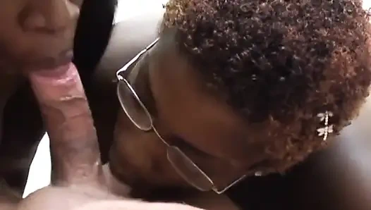 Siyah ve beyaz üçlü oral seks... ağzına boşalma