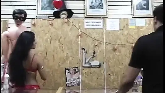 Cewek latine muda ngentot kontol besar di toko