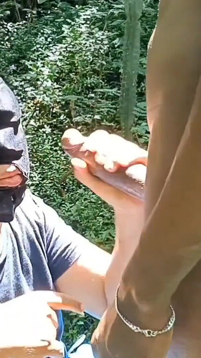 Zadivljujući trenutak od "Ja sam ga sisao susjedu u planini onog dana kad smo otišli do rijeke."