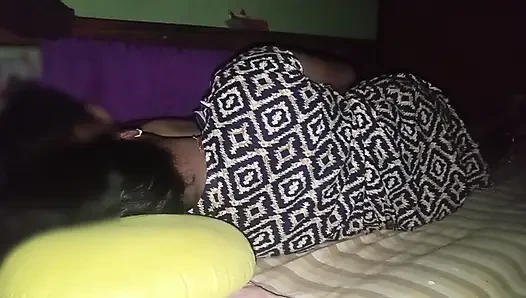 Hintli karım yatağa girmeme bile izin vermiyor. Seksi Hintli köylü evli kadının amını yalıyorum