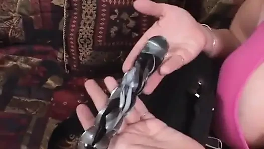 Şehvetli kaltak bu iki yarağı almayı ve döllerini almayı seviyor