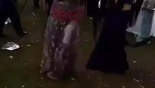 Hermosas mujeres kurdas bailando en hermosa ropa kurda