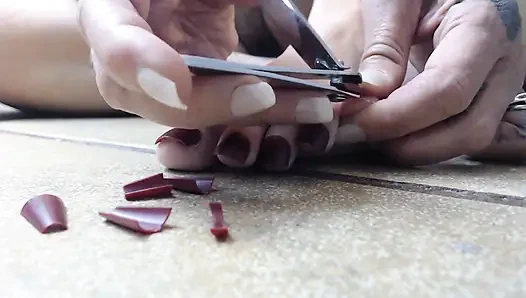 Memotong kuku panjang